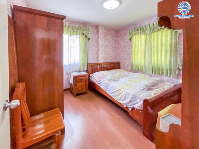 บ้านเดี่ยวมือสองย่านนนทบุรี ม.คุณาภัทร5 บ้านกล้วย-ไทรน้อย หลังมุม! เนื้อที่กว้างขวางเกือบ 60 ตร.ว. ฟังก์ชัน 4 ห้องนอน 3 ห้องน้ำ 2 ที่จอดรถ บนทำเลแห่งการเดินทาง ใกล้เซ็นทรัลเวสต์เกต และรถไฟฟ้าสายสีม่วง "สถานีคลองบางไผ่" จองเลย!